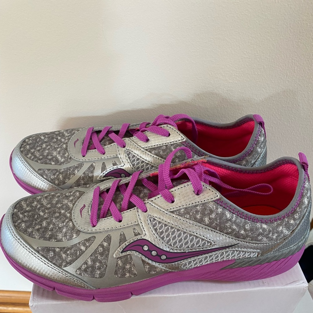 NEW Saucony Women's Gray and Pink Athletic  Shoes